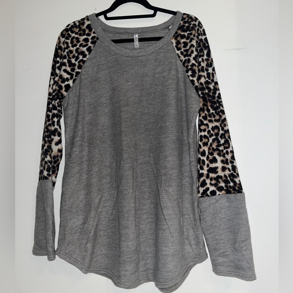 Acting Pro Gray Top with Leopard Print Sleeves